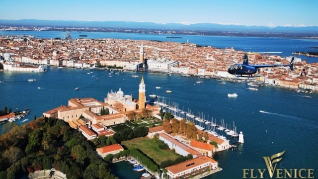 Volo panoramico in elicottero nel cielo di Venezia