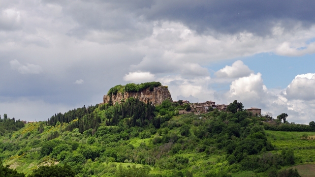 Bike tour in the lands of Orvieto: castles, saints and wines!