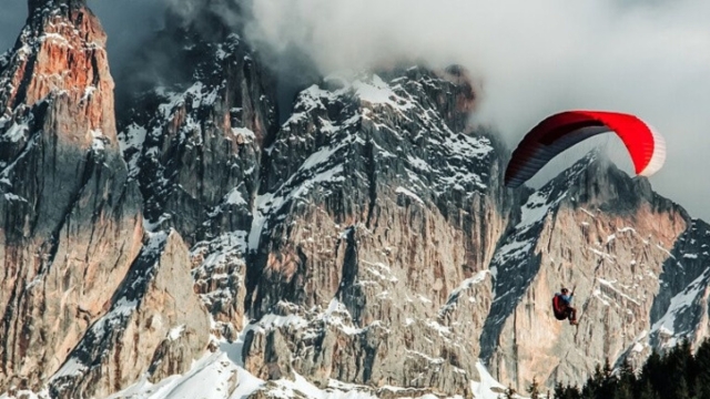 Paragliding flight in the Dolomites - Cortina d'Ampezzo