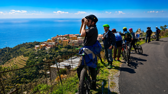 Esplora le Cinque Terre in bici: Tour suggestivo tra panorami mozzafiato e delizie locali