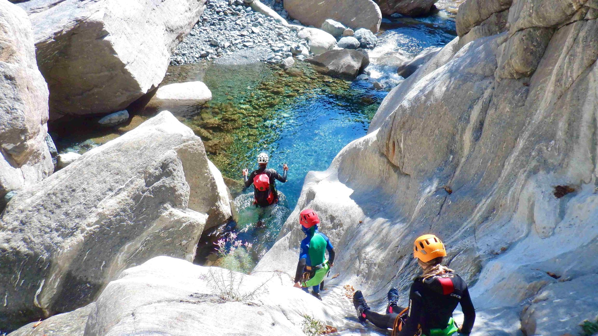 Canyoning family nel torrente Chalamy a Champdepraz: avventura in Valle d'Aosta