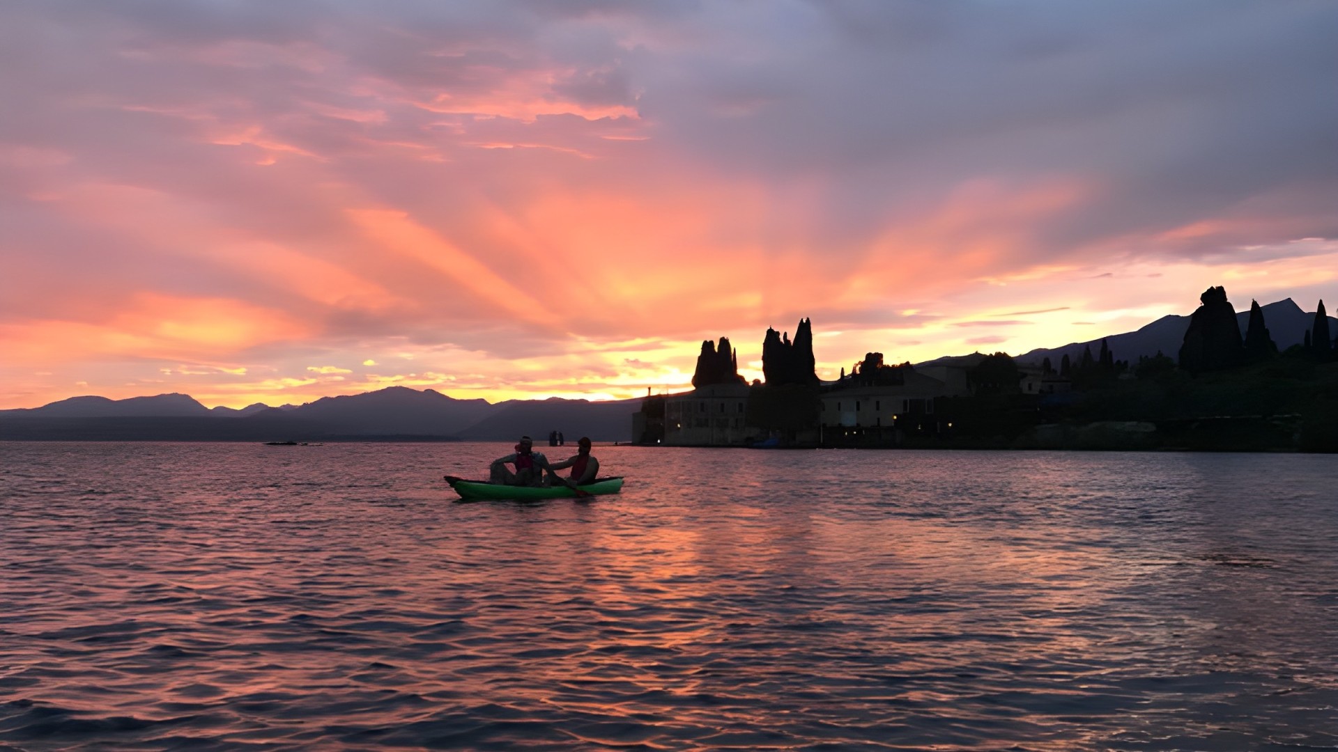 Sunset Canoe Tour in Peschiera with Included Aperitif