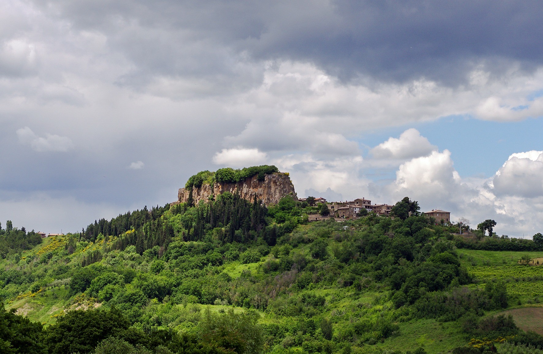 Bike tour in the lands of Orvieto: castles, saints and wines!