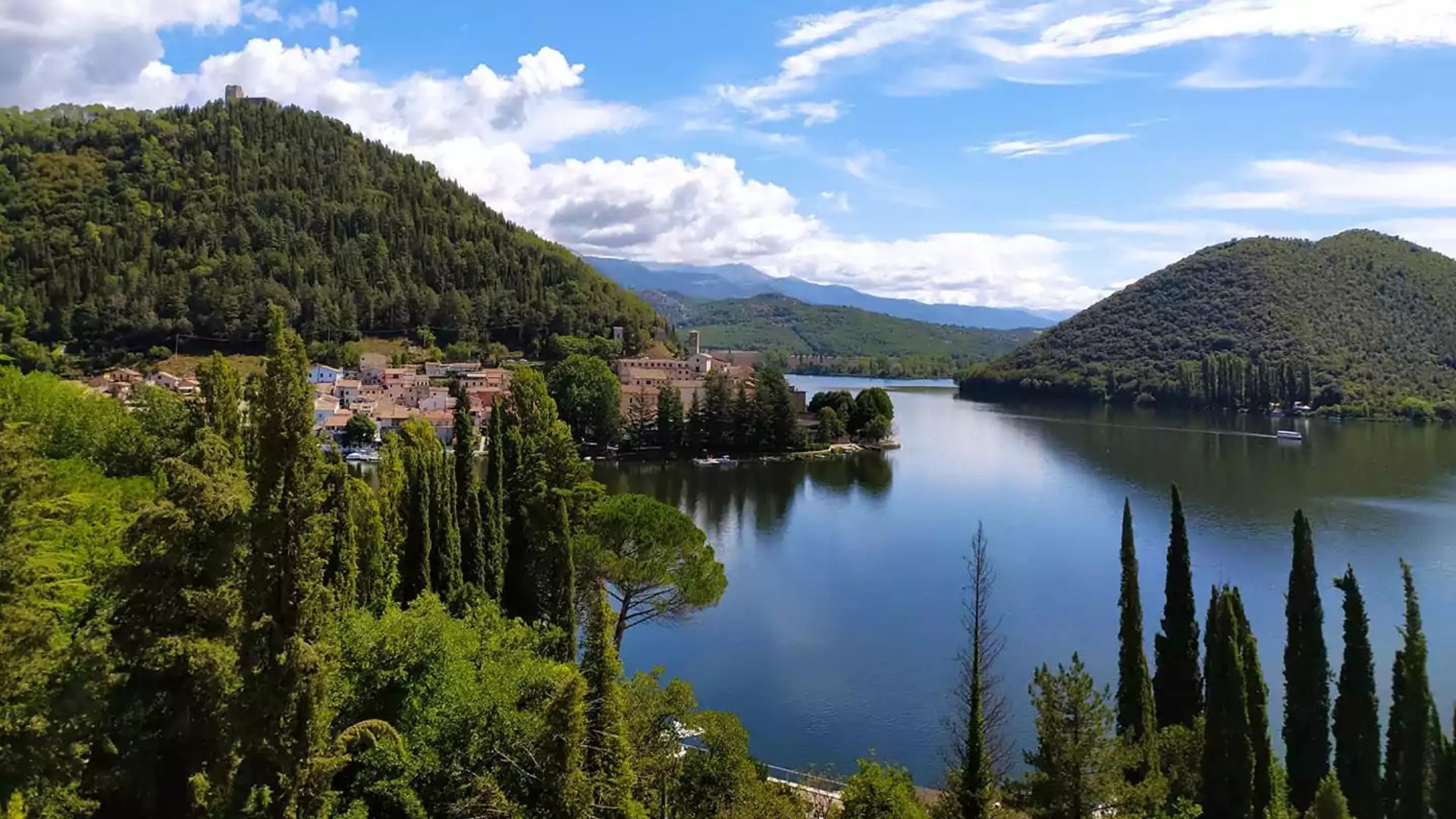 New Year\'s Eve in Umbria: the magic of Lake Piediluco